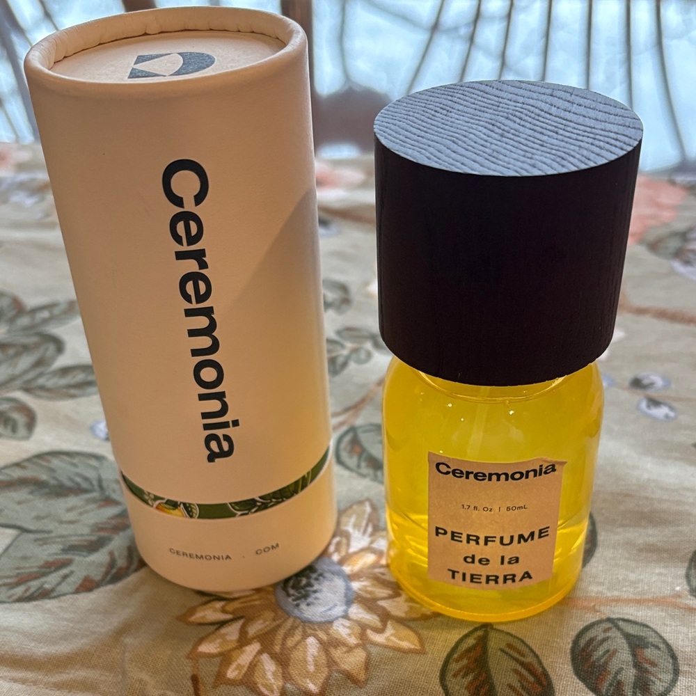 Perfume de la Tierra — Women's Skincare Fragrance  new in box